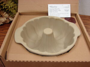 Pampered Chef Family Heritage Stoneware Fluted Bundt Cake Pan Stone Bakeware #1440 w/ Box