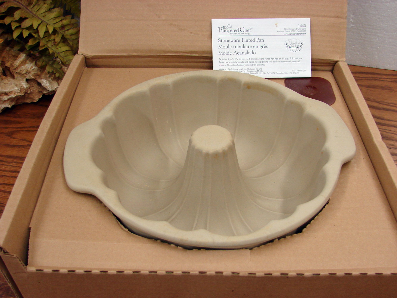 Pampered Chef Family Heritage Stoneware Fluted Bundt Cake Pan Stone Bakeware #1440 w/ Box