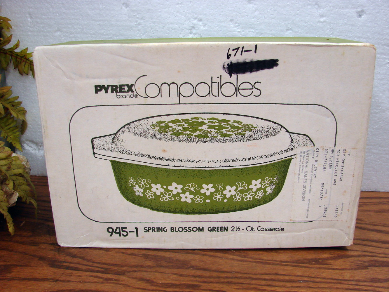 Brand New Sealed Vintage PYREX Spring Green Blossom Crazy Daisy #945 2 1/2 Quart Casserole