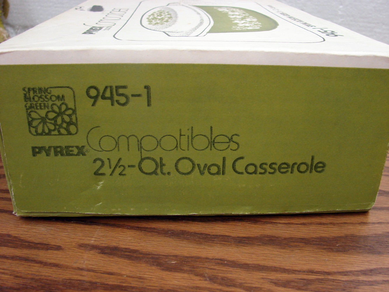 Brand New Sealed Vintage PYREX Spring Green Blossom Crazy Daisy #945 2 1/2 Quart Casserole - Image 2