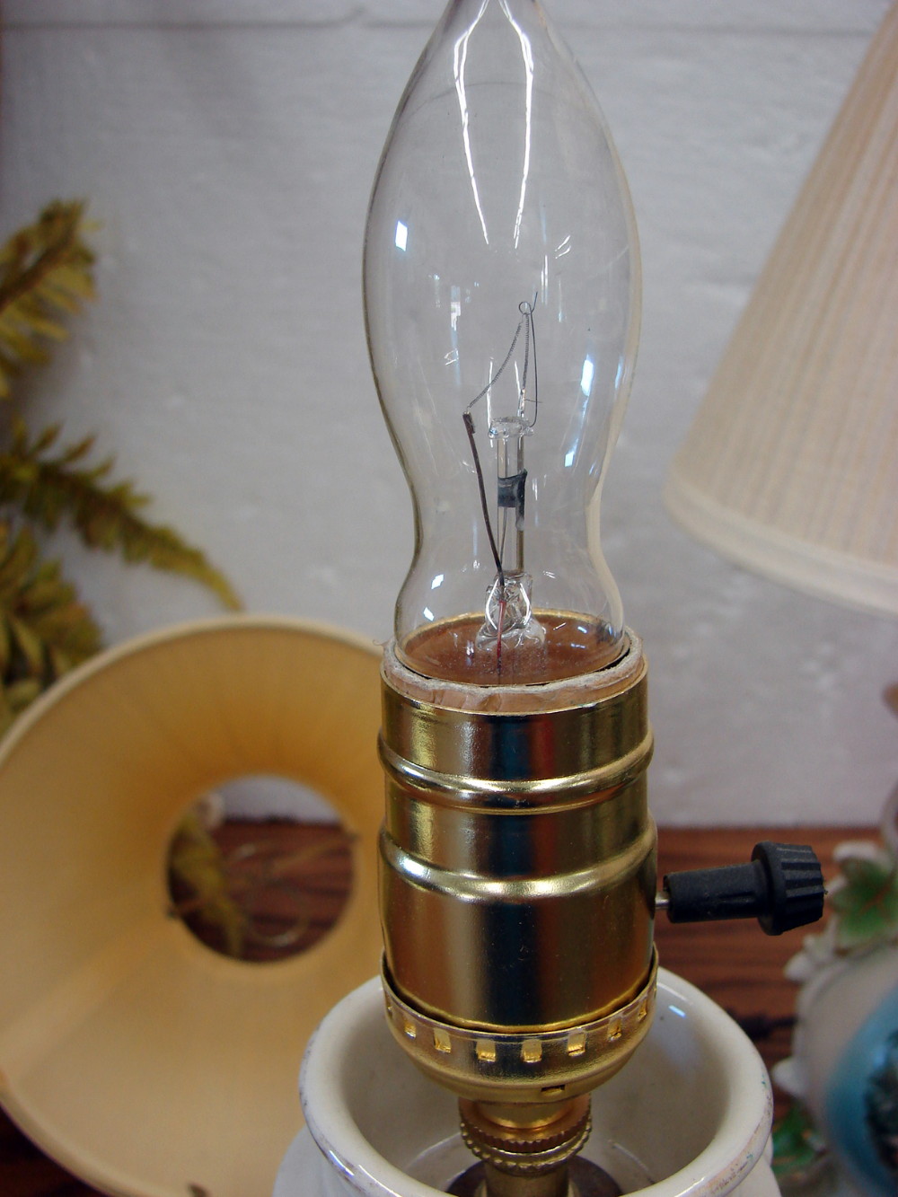 Set/2 Vintage Boudoir Victorian Couple Gold Trim Bedside Lamps w/ Lamp Shades - Image 4