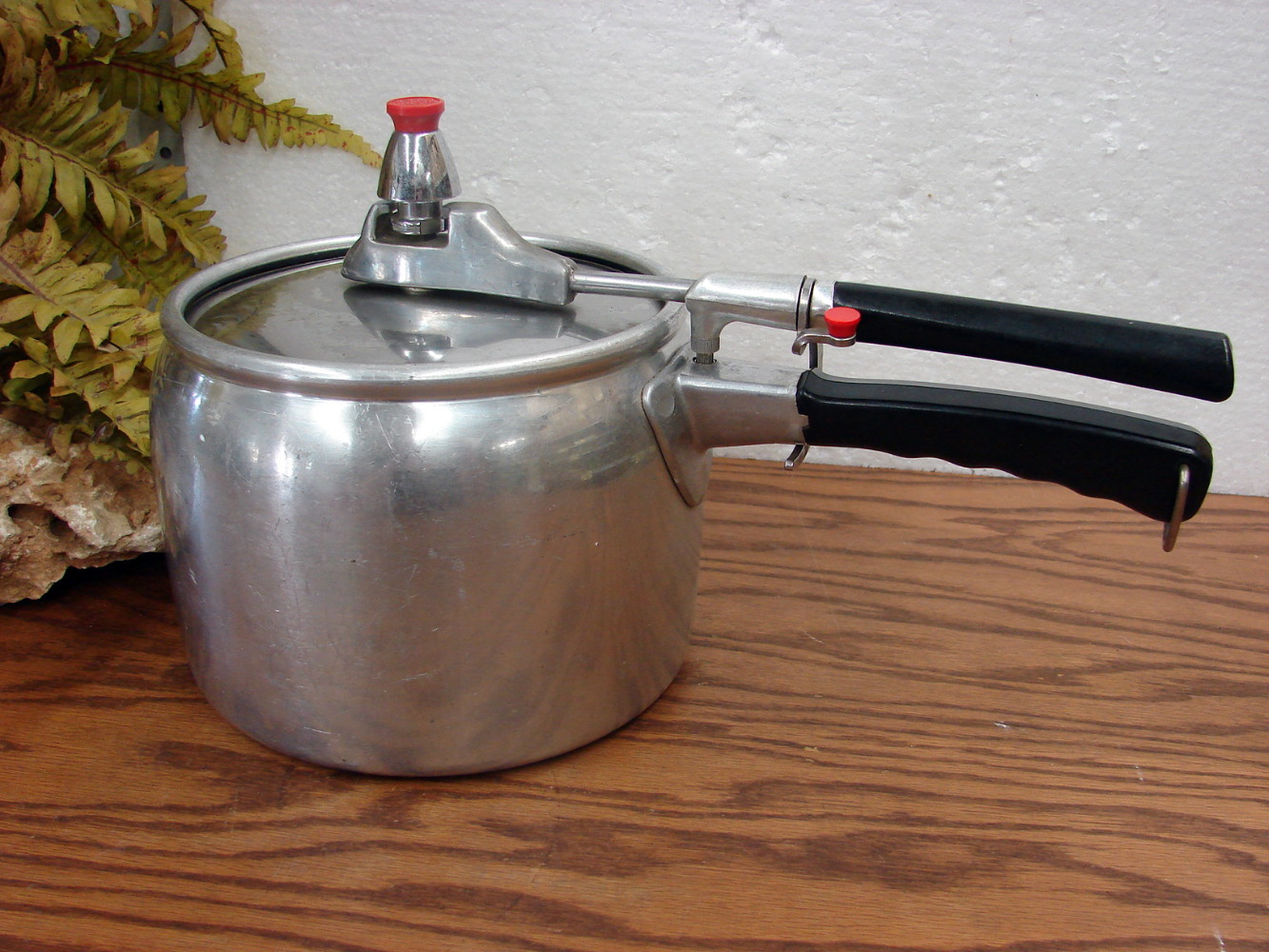 Complete Vintage Wear-Ever Flex Seal #3604 Pressure Cooker Bright Red Accents - Image 3