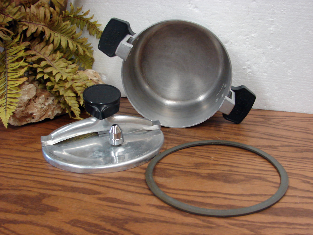 Vintage Used Wear Ever Chicken Bucket Low Pressure Fryer #90024 4 Qt. - Image 2
