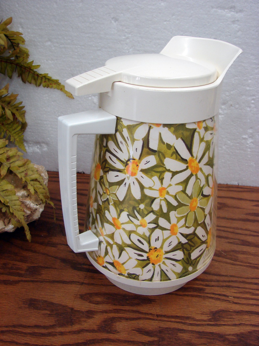 Thermo-Serv West Bend Mod White/Green Daisy Pattern Insulated Lidded Pitcher