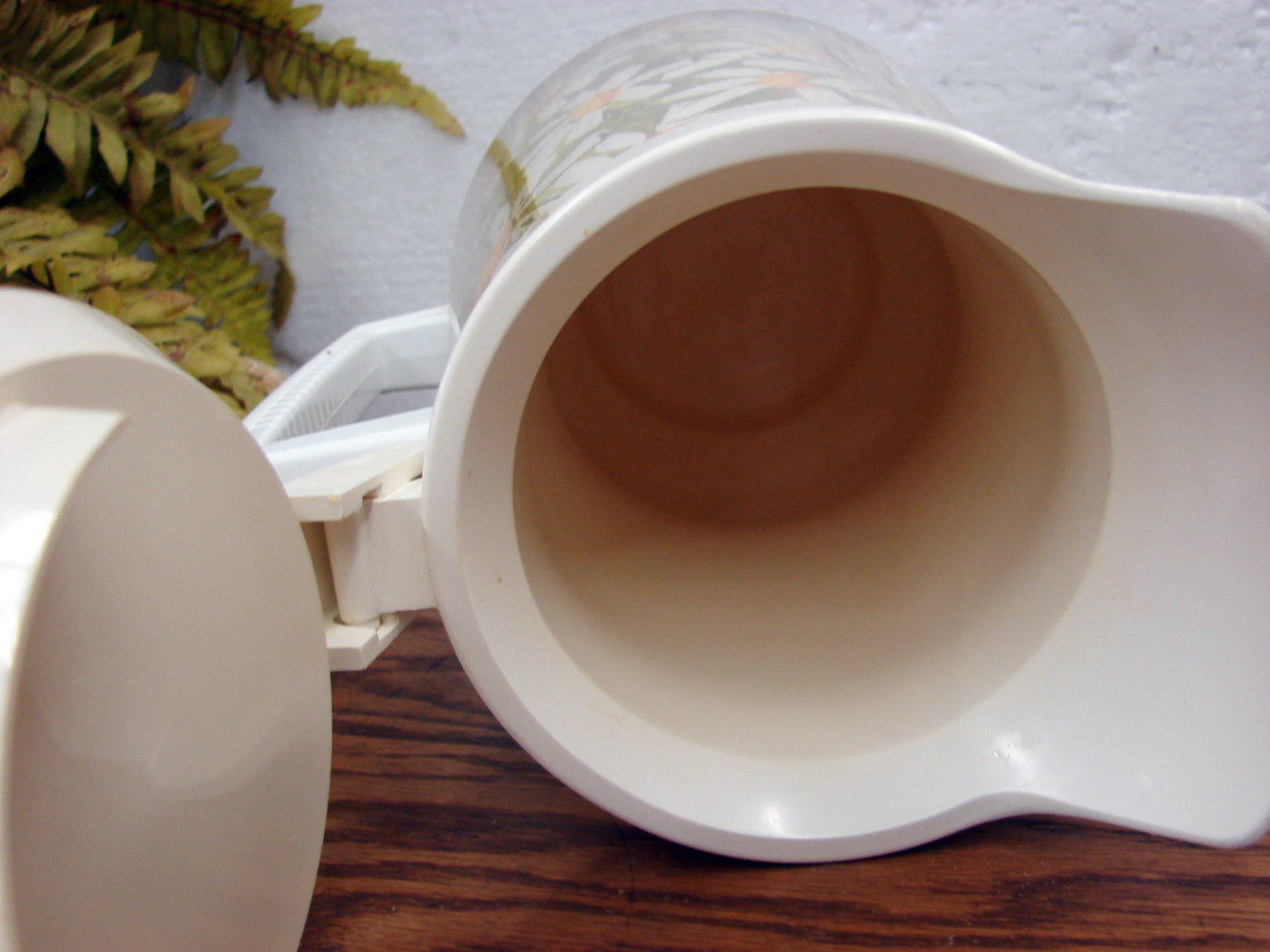 Thermo-Serv West Bend Mod White/Green Daisy Pattern Insulated Lidded Pitcher - Image 2