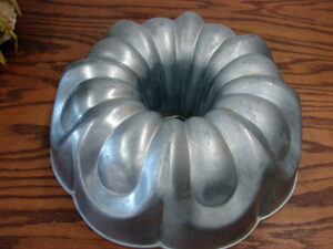 Vintage Aluminum West Bend Shape Cake Bundt Pan #5039