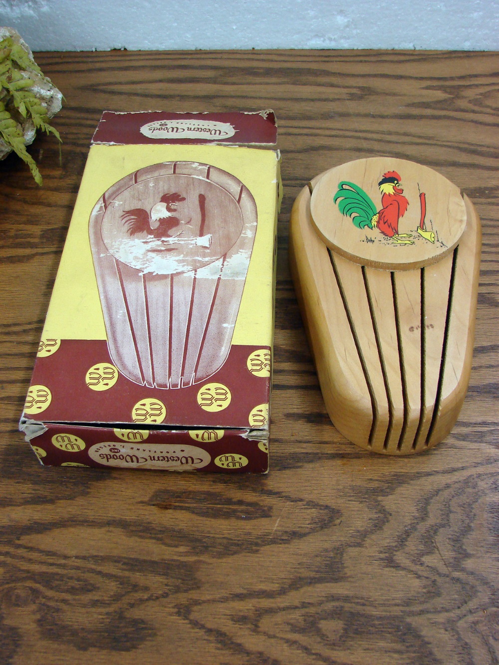 Brand New 1950's Vintage Wood Wall Hanging Rooster Axe Knife Holder Block - Image 2