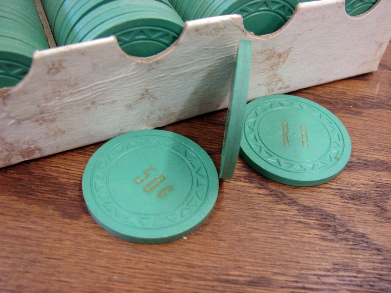 100 Vintage Burt Made or Paulson Clay Gambling Poker Casino Home Chips R-H Inlay 50 Cents