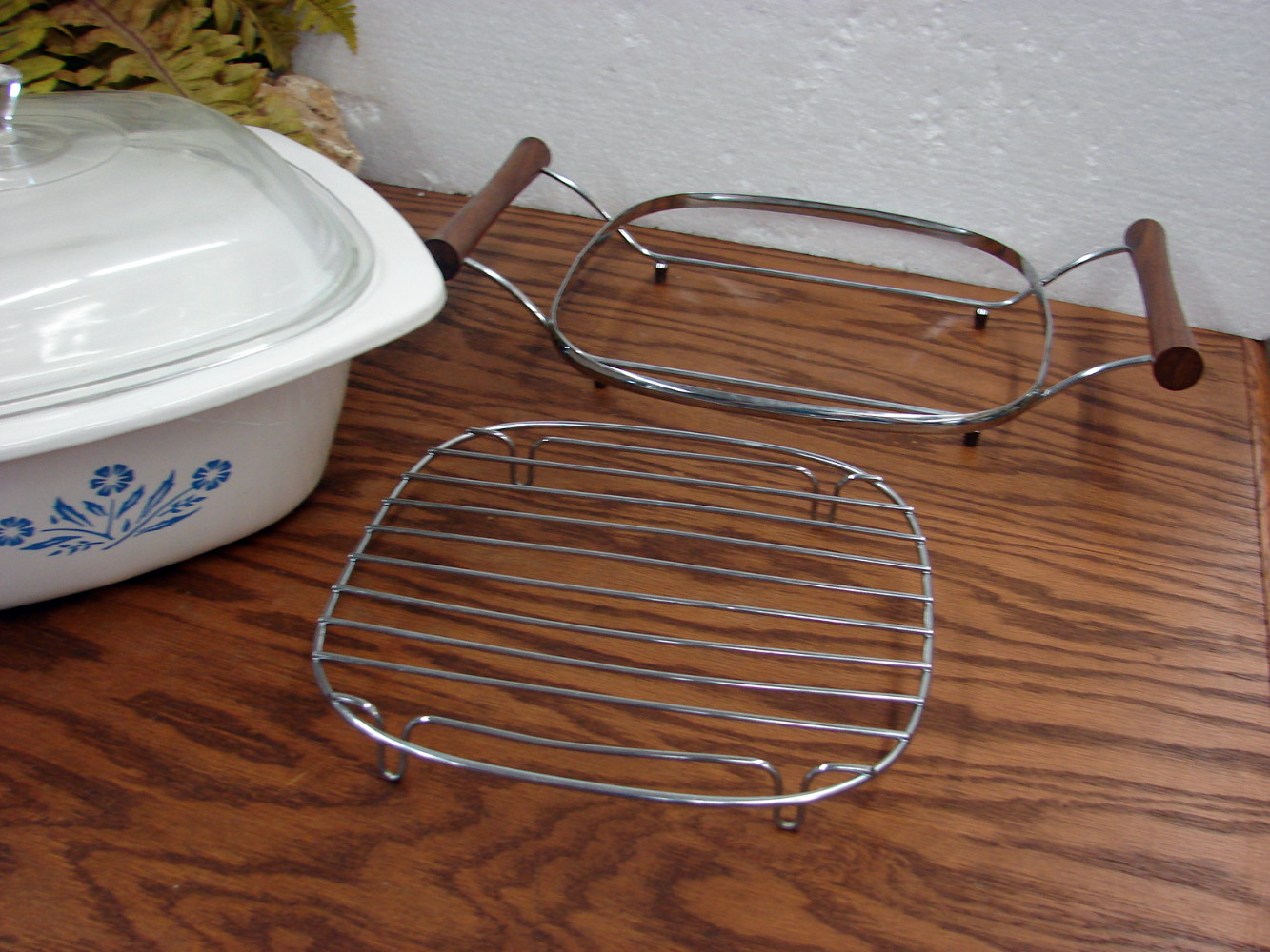 Corning Ware Blue Cornflower 4 Quart Dutch Oven w/ Rack and Serving Tray - Image 4
