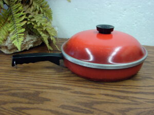 Vintage Club Aluminum Cookware Poppy Red Fade 10" Skillet Fry Pan with Dome Lid