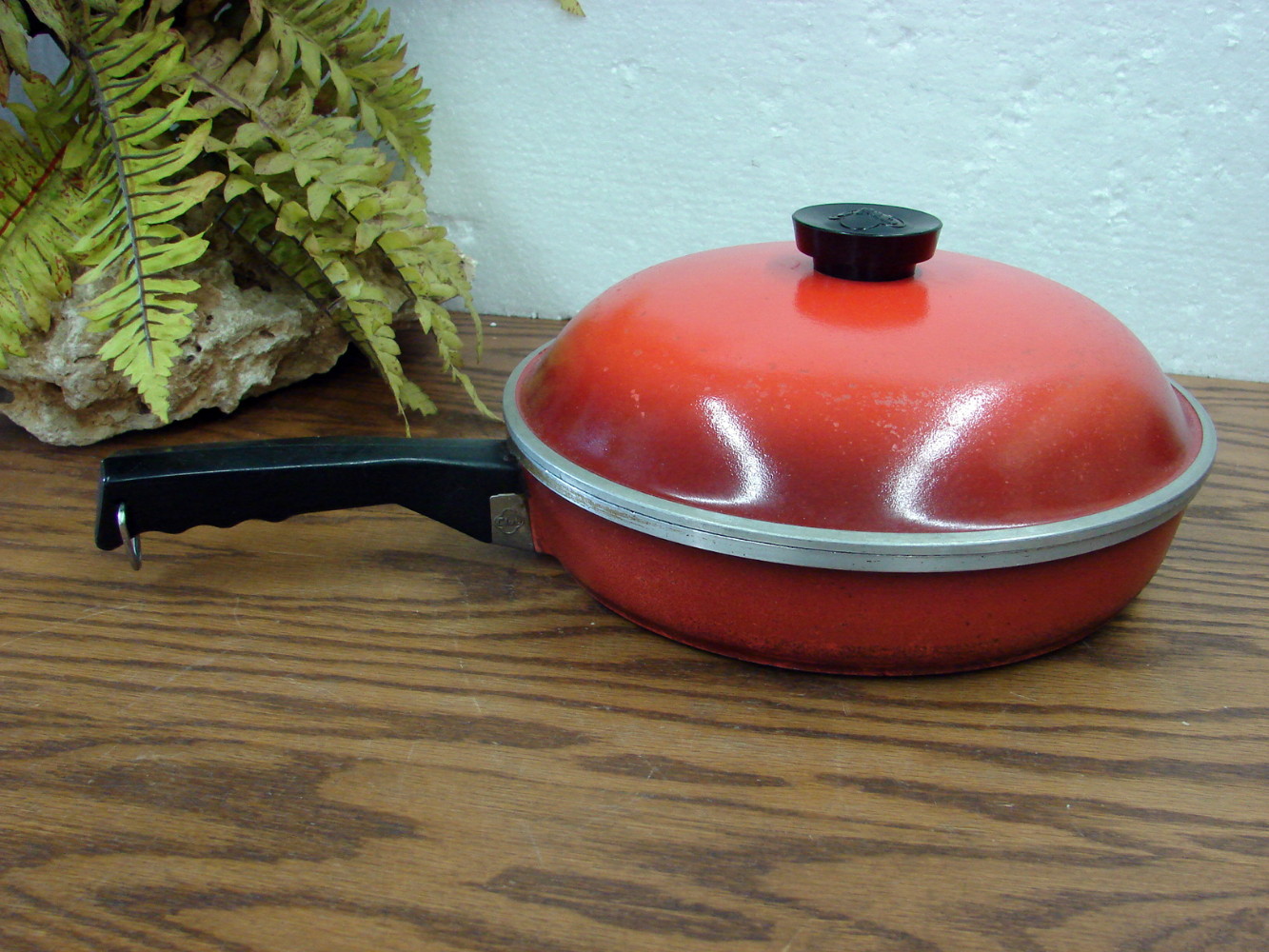 Vintage Club Aluminum Cookware Poppy Red Fade 10" Skillet Fry Pan with Dome Lid