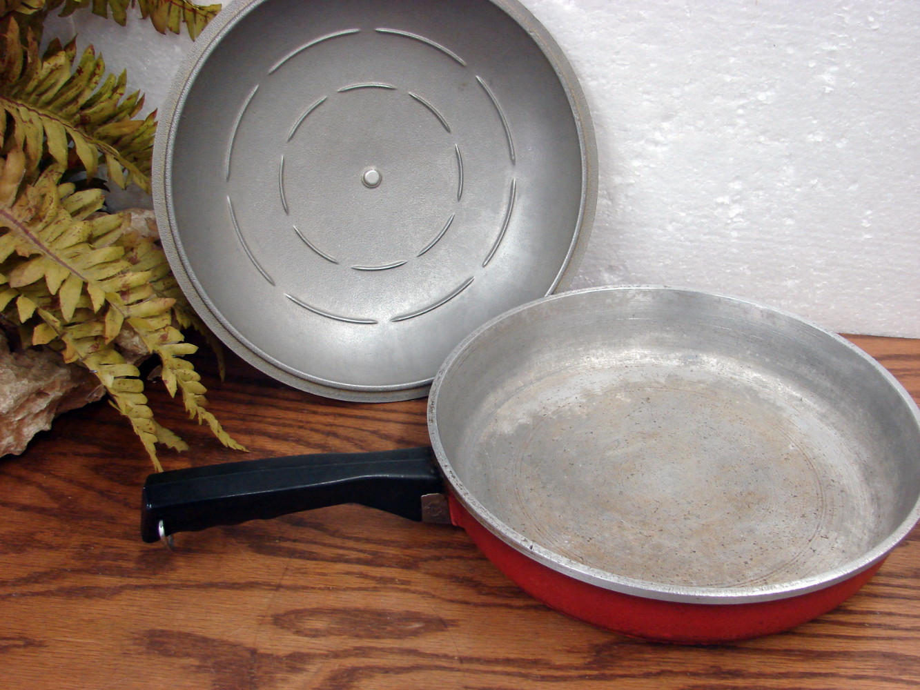Vintage Club Aluminum Cookware Poppy Red Fade 10" Skillet Fry Pan with Dome Lid - Image 2