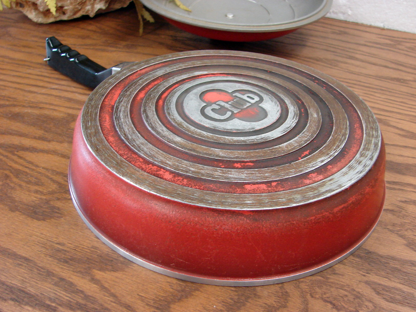 Vintage Club Aluminum Cookware Poppy Red Fade 10" Skillet Fry Pan with Dome Lid - Image 3