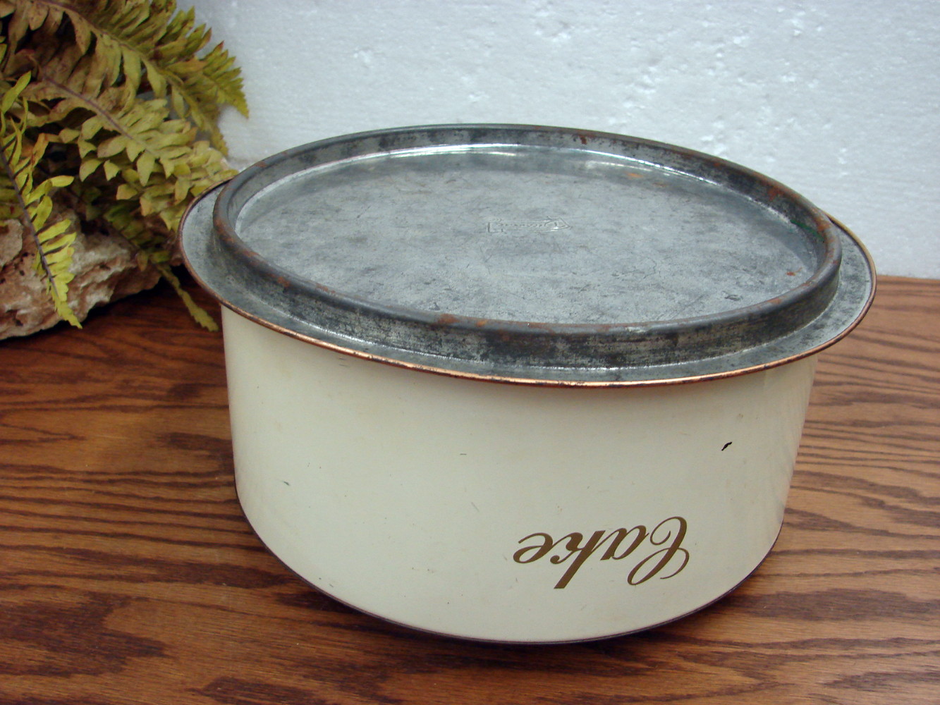 Vintage Decoware Ivory and Copper Tone Metal Cake Storage - Image 3