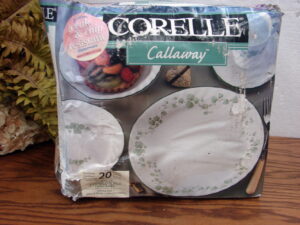 Brand New Corning Callaway Green Ivy Corelle 20 pc Dinnerware Set Sealed Box