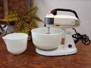 Vintage Art Deco Chrome Accents Eskimo McGraw Electric Stand Mixer w/ Bowls Beaters