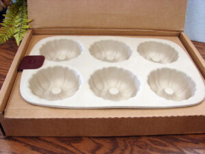 Brand New Pampered Chef Family Heritage #1441 Stoneware 6 Fluted Mini Bundt Cake Pan