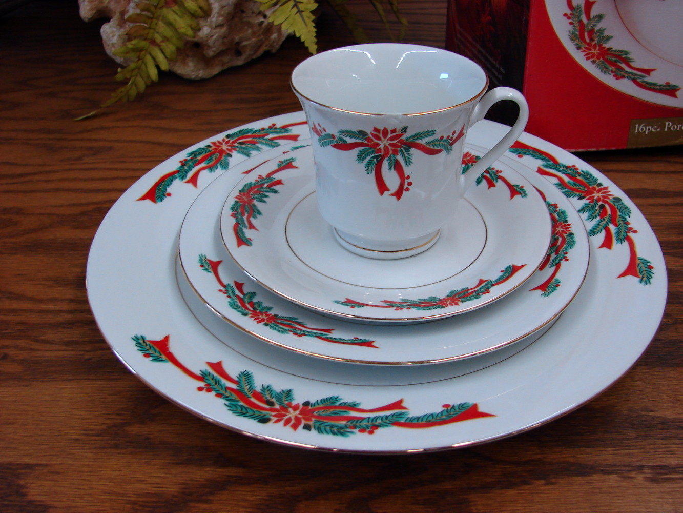 Retired Brand New Poinsettia & Ribbons Fine China 16 Pc Christmas Dinnerware Set Boxed - Image 3