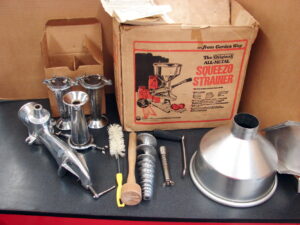 Vintage Complete The Original All Metal Squeezo II Strainer Juicer Garden Way Hand Crank