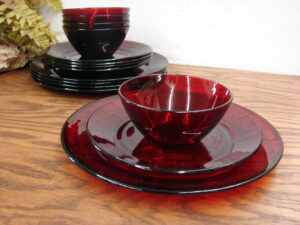 15 pc Vintage Arcoroc France Ruby Red Dinnerware Set 5 ea 10" Plate 8" Plate 5" Bowl