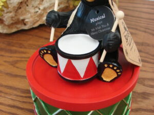 New Big Sky Carvers Bearfoots Bears Jeff Fleming Little Drummer Bear Musical Snowglobe
