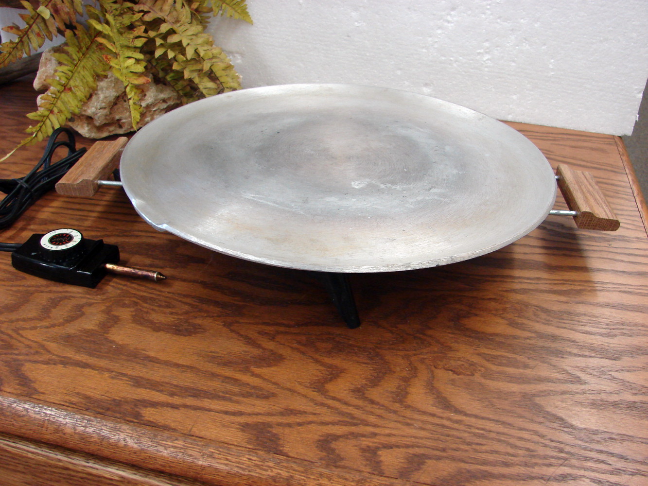 Vintage 16" Heritage Bethany Lefse Griddle Grill Wood Handles Tested Working w/ Power Cord - Image 2