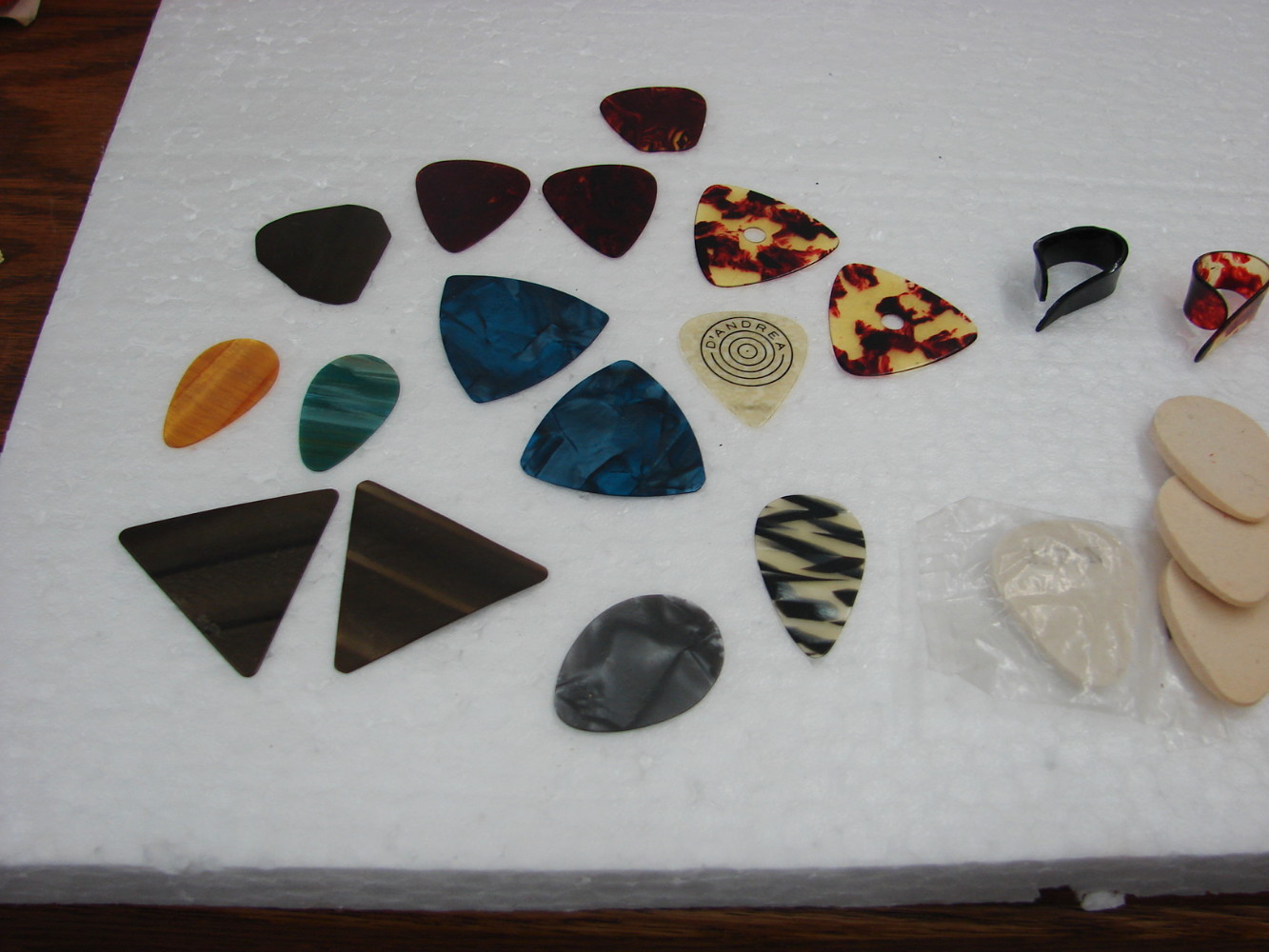 Mixed Lot 35 Vintage Guitar Picks Fiber Japan D'Andrea Fender Medium and Heavy Tortoise etc. - Image 2