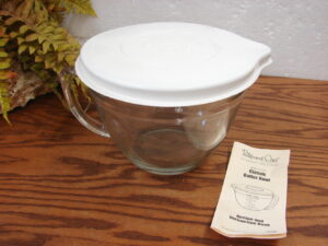 Pampered Chef 8 Cup #2230 Classic Batter Bowl Measuring Cup w/ Lid
