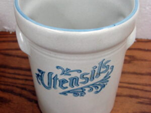 Vintage Pfaltzgraff Yorktowne Utensil Crock #500 Countertop Holder