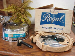 Brand New Vintage Round Regal Electric Broiler #7325 w/ Original Box