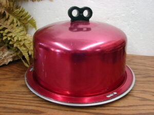 Vintage Red Anodized Regal Ware Aluminum Cake Carrier Pan w/Locking Lid USA 2 Finger Knob