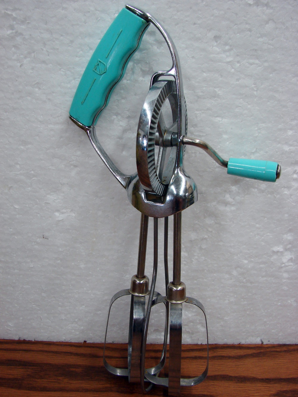 Vintage 1950's Seymour Chrome Egg Beater Hand Crank Mixer Whisk Turquoise