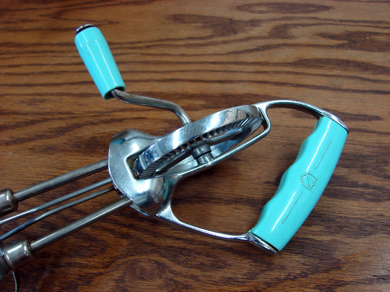 Vintage 1950's Seymour Chrome Egg Beater Hand Crank Mixer Whisk Turquoise - Image 2
