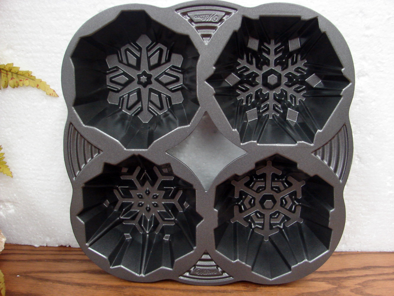 Wilton Dimensions Snowflake Cake Pan 4 Cavity/Styles Bakeware Non Stick