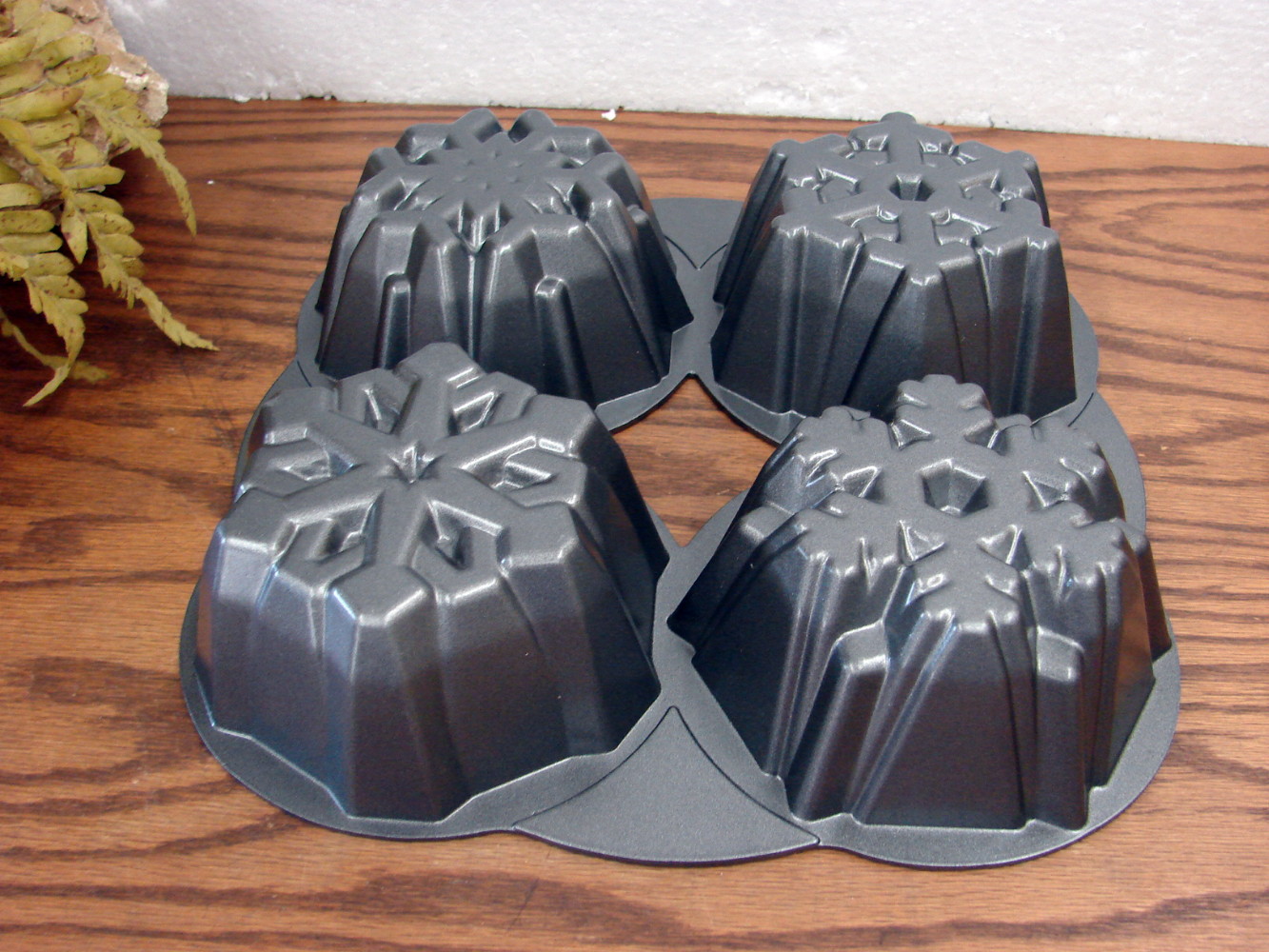 Wilton Dimensions Snowflake Cake Pan 4 Cavity/Styles Bakeware Non Stick - Image 2
