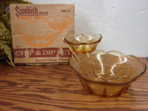 Vintage Anchor Hocking Swedish Honey Gold Chip Dip w/ Bracket in Box N1000/78