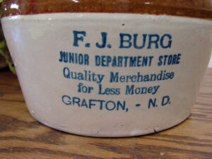 Vintage Red Wing Western Stoneware Burg Junior Department Store Grafton ND Advertising Bean Pot no Lid