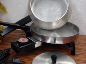 Complete Vintage Hoover Round Electric Mini Fry Pan w/ Sauce Pan and Lid #8607