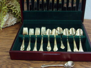 60 pc Set Oneida Bancroft Gold Stainless Flatware Silverware Set Service for 9 w/ Case