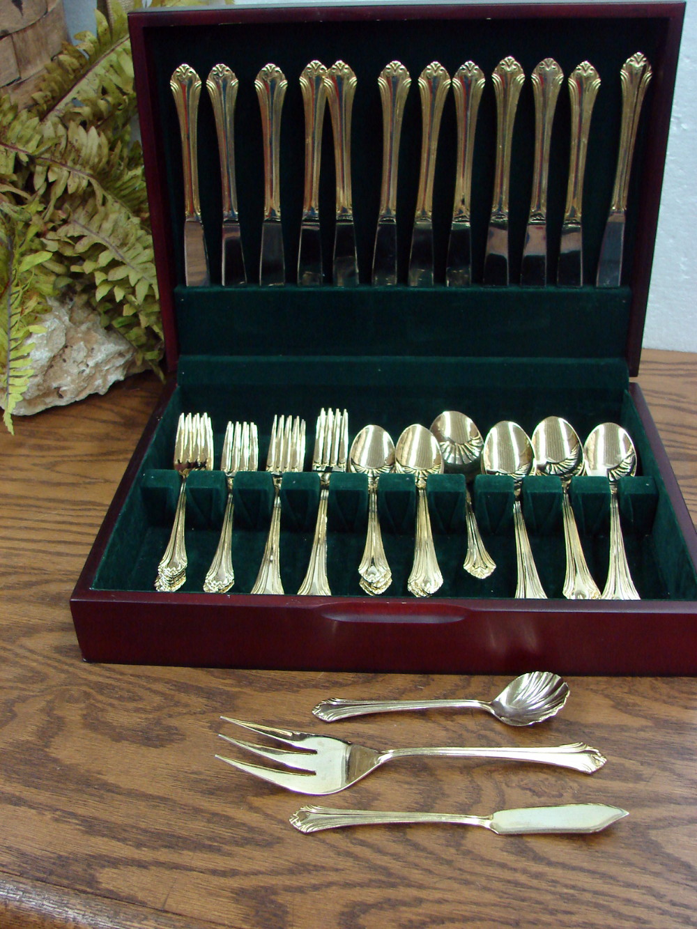 60 pc Set Oneida Bancroft Gold Stainless Flatware Silverware Set Service for 9 w/ Case