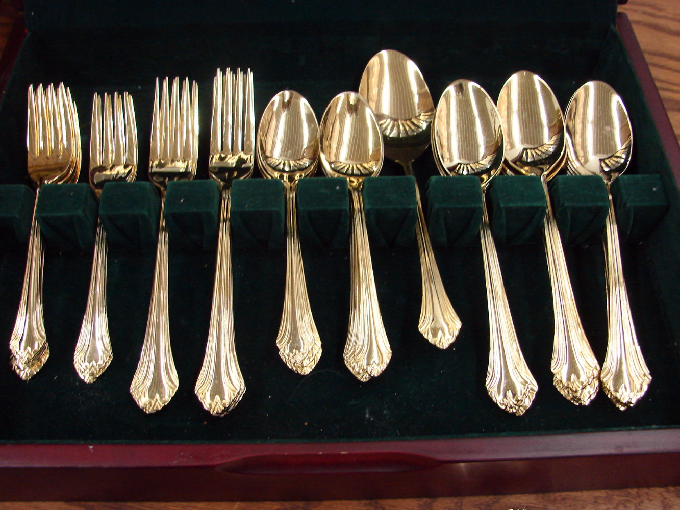 60 pc Set Oneida Bancroft Gold Stainless Flatware Silverware Set Service for 9 w/ Case - Image 2