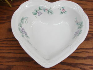 Vintage Retired Pfaltzgraff Stoneware Grapevine Heart Shaped Serving Bowl