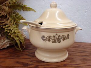 Like New Vintage Pfaltzgraff Village 2 Quart Pedestal Soup Tureen #160 w/ Ladle Set