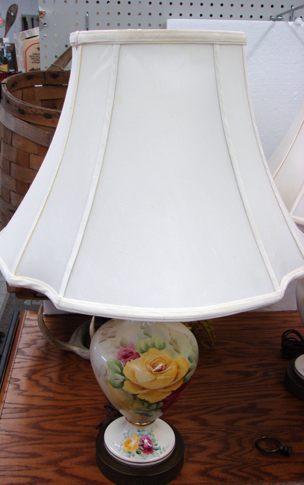 Set/2 Vintage Victorian Rose Gold Trim Table Lamps w/ Lamp Shades - Image 7
