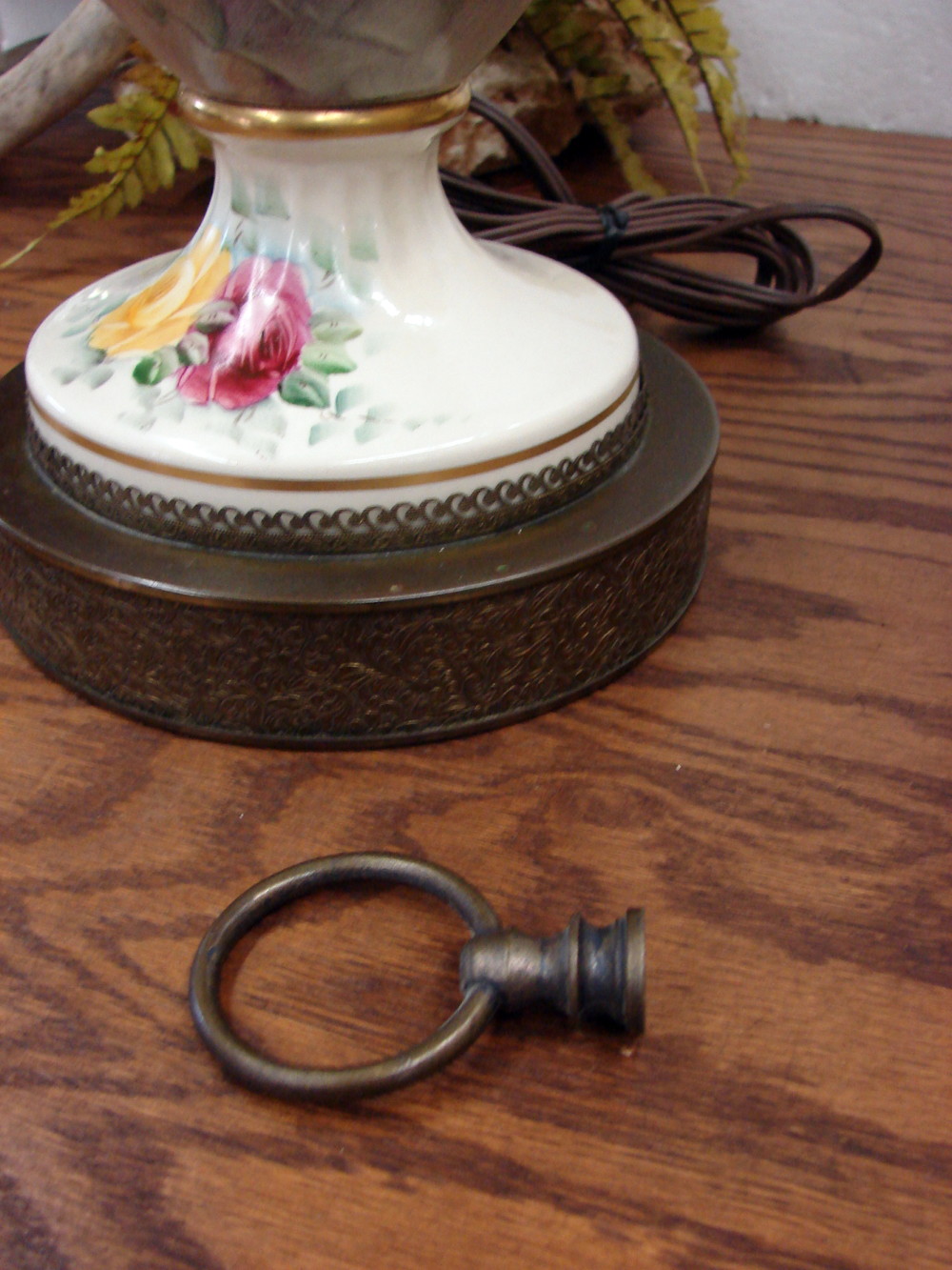 Set/2 Vintage Victorian Rose Gold Trim Table Lamps w/ Lamp Shades - Image 5