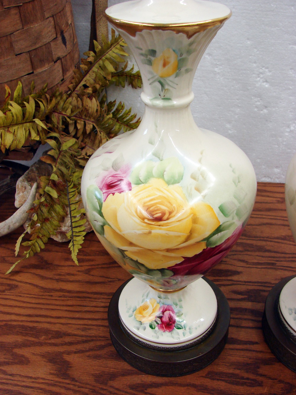 Set/2 Vintage Victorian Rose Gold Trim Table Lamps w/ Lamp Shades - Image 3