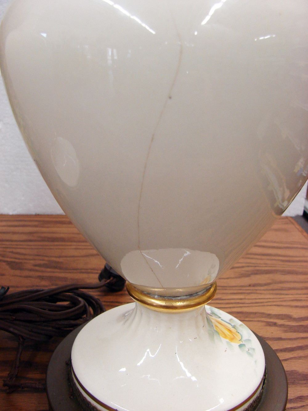 Set/2 Vintage Victorian Rose Gold Trim Table Lamps w/ Lamp Shades - Image 6