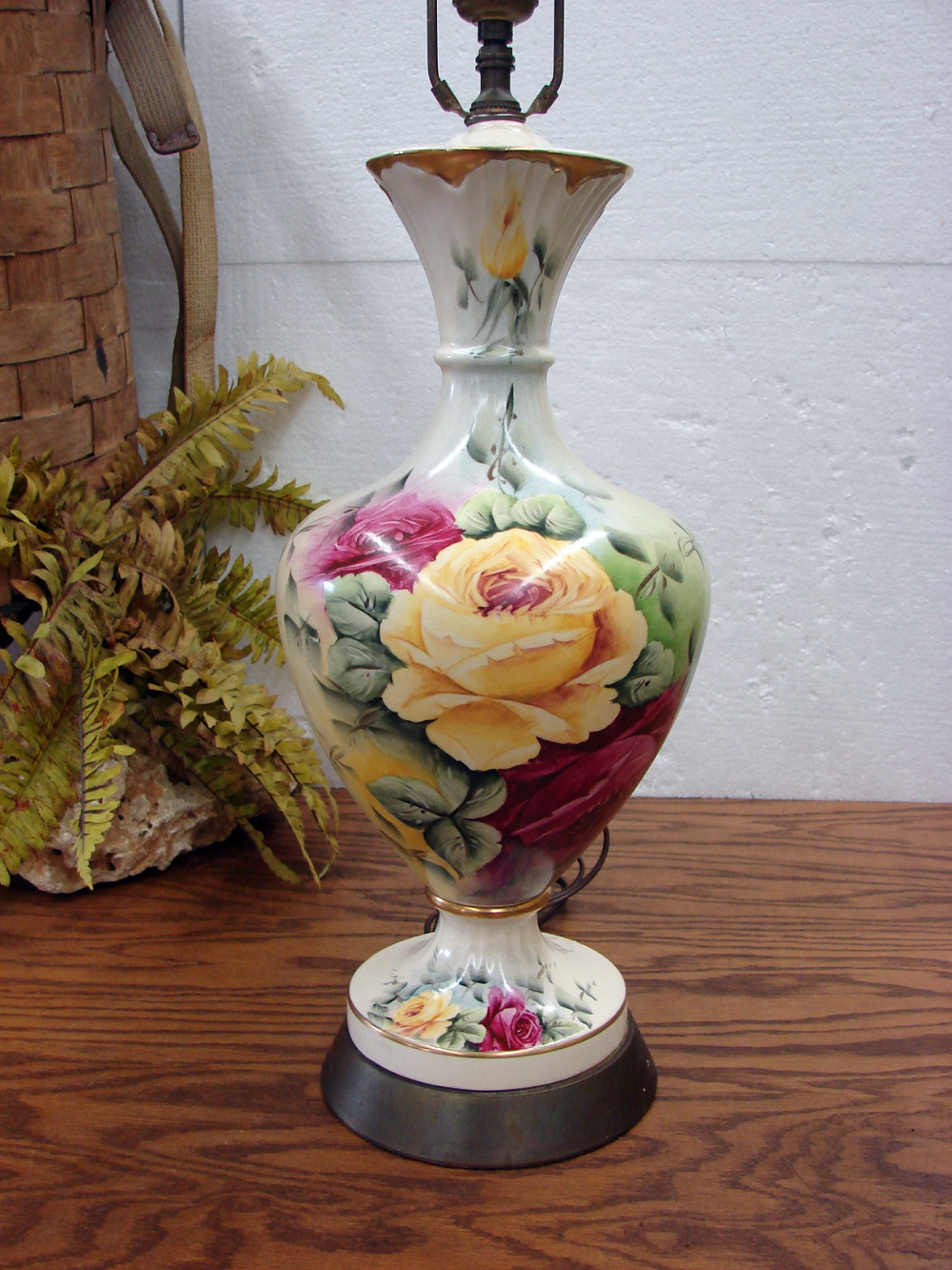Vintage Victorian Rose Gold Trim Table Lamp Yellow and Red Roses Tested Working