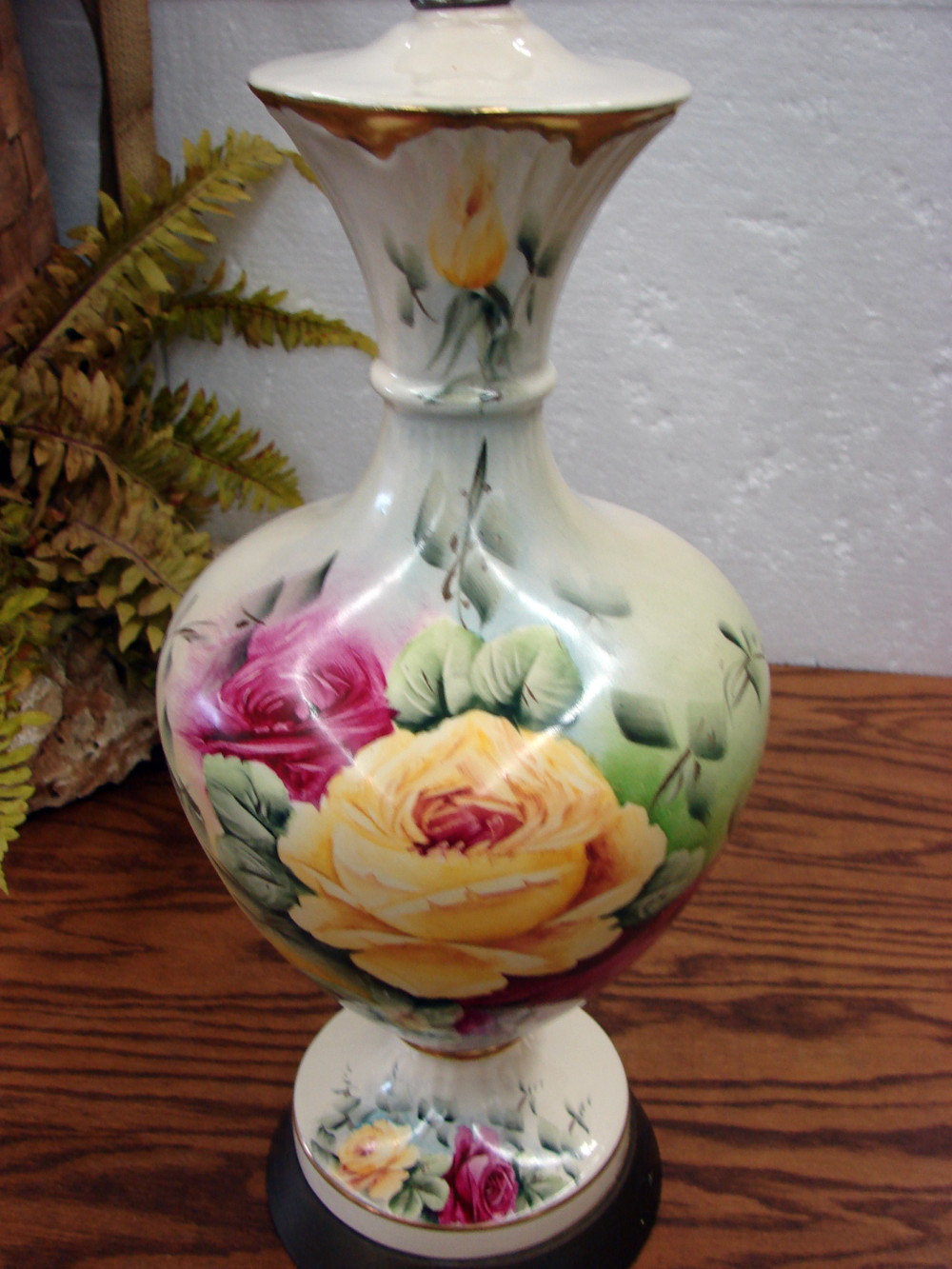 Vintage Victorian Rose Gold Trim Table Lamp Yellow and Red Roses Tested Working - Image 3