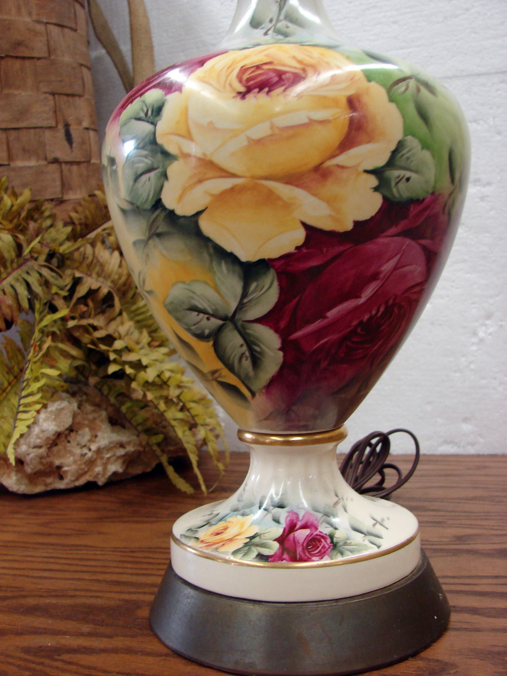 Vintage Victorian Rose Gold Trim Table Lamp Yellow and Red Roses Tested Working - Image 4